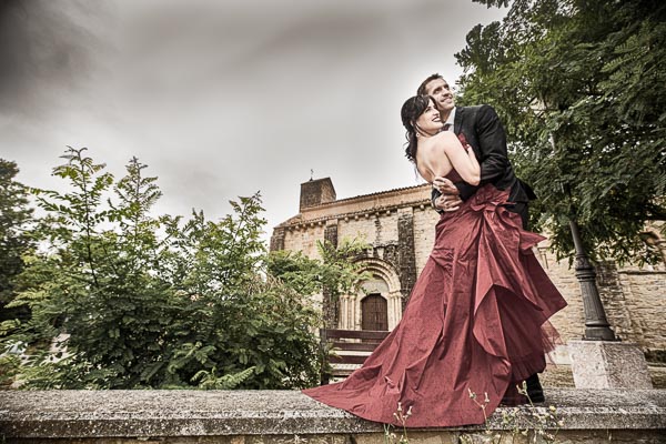 Fotografía de recién casados en la iglesia de Badostáin en Navarra