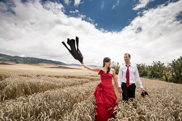Fotografías de recién casados en un campo de trigo. Disfruta de las fotos en la naturaleza.