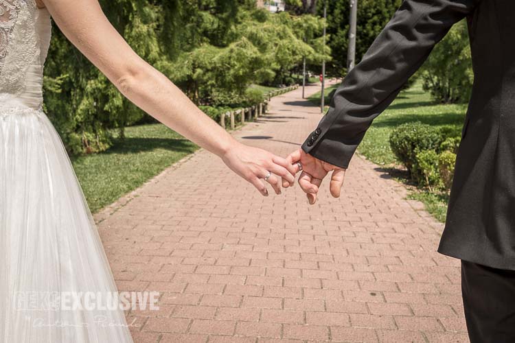 Un paseo por el Parque de Yamaguchi de Pamplona durante el reportaje de boda