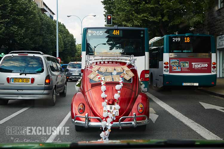 VW Escarabajo de los novios por las calles de Pamplona